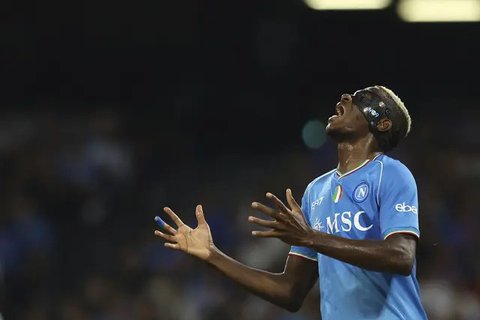 Pemain Barcelona, Pau Cubarsi (kanan) berduel udara dengan pemain Napoli, Victor Osimhen pada laga leg kedua babak 16 besar Liga Champions 2023/2024 di Estadio Olimpico Lluis Companys, Barcel