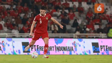Ekspresi kebanggaan Sandy Walsh usai mencetak gol pertamanya untuk Timnas indonesia. Gol itu dicetak ke gawang Timnas Jepang dalam laga Grup D Piala Asia 2023, Rabu (24/1/2024). (Bola.com/Giu