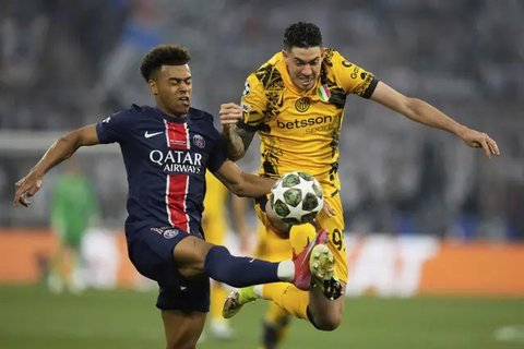 Pemain PSG Achraf Hakimi merayakan gol bersama rekannya Desire Doue dalam laga final Liga Champions melawan Inter Milan di Allianz Arena, Minggu, 1 Juni 2025. (AP Photo/Luca Bruno)