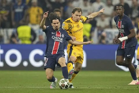 Pemain PSG Achraf Hakimi merayakan gol bersama rekannya Desire Doue dalam laga final Liga Champions melawan Inter Milan di Allianz Arena, Minggu, 1 Juni 2025. (AP Photo/Luca Bruno)