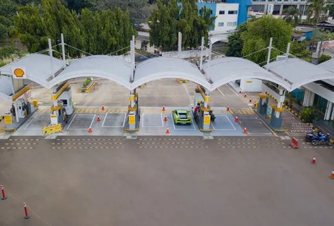 Petugas SPBU Shell mengisi bahan bakar mobil di kawasan bisnis Soewarna, Bandara Soetta, Tangerang, Banten, Kamis (19/4). Shell menambah SPBU di kawasan Bandara Soetta untuk memenuhi kebutuha