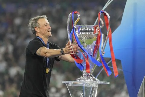 Kapten tim Paris Saint-Germain (PSG) asal Brasil, Marquinhos mengangkat trofi bersama rekan setimnya saat merayakan kemenangan pada laga final Liga Champions 2024/2025 melawan Inter Milan di