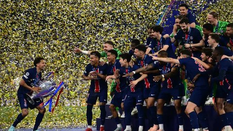 Kapten tim Paris Saint-Germain (PSG) asal Brasil, Marquinhos mengangkat trofi bersama rekan setimnya saat merayakan kemenangan pada laga final Liga Champions 2024/2025 melawan Inter Milan di