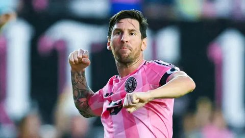 Lionel Messi (10) dari Inter Miami menggiring bola, dikejar Darlington Nagbe (6) dari Columbus Crew di laga MLS, Sabtu, 31 Mei 2025, di Fort Lauderdale, Florida. (AP Photo/Rebecca Blackwel