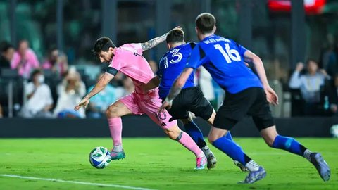 Lionel Messi (10) dari Inter Miami menggiring bola, dikejar Darlington Nagbe (6) dari Columbus Crew di laga MLS, Sabtu, 31 Mei 2025, di Fort Lauderdale, Florida. (AP Photo/Rebecca Blackwel