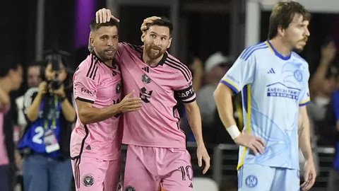 Lionel Messi (10) dari Inter Miami menggiring bola, dikejar Darlington Nagbe (6) dari Columbus Crew di laga MLS, Sabtu, 31 Mei 2025, di Fort Lauderdale, Florida. (AP Photo/Rebecca Blackwel