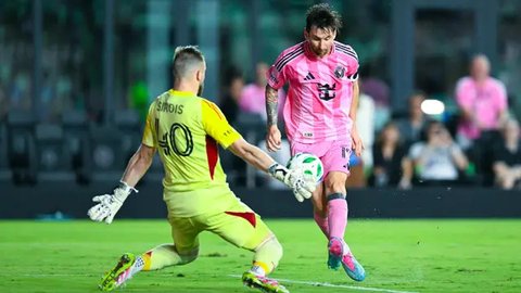 Lionel Messi (10) dari Inter Miami menggiring bola, dikejar Darlington Nagbe (6) dari Columbus Crew di laga MLS, Sabtu, 31 Mei 2025, di Fort Lauderdale, Florida. (AP Photo/Rebecca Blackwel