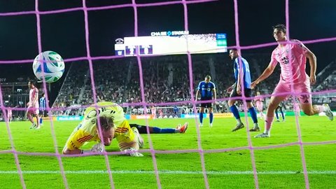 Lionel Messi (10) dari Inter Miami menggiring bola, dikejar Darlington Nagbe (6) dari Columbus Crew di laga MLS, Sabtu, 31 Mei 2025, di Fort Lauderdale, Florida. (AP Photo/Rebecca Blackwel