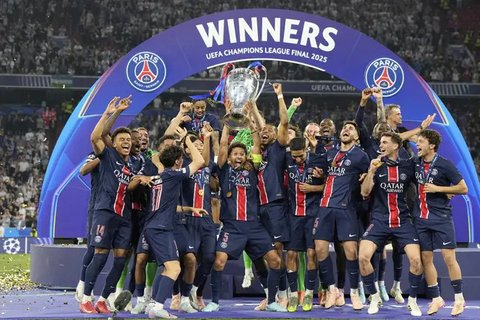 Presiden Paris Saint-Germain, Nasser Al-Khelaifi, mengangkat trofi Liga Champions musim ini. PSG berhasil meraih gelar juara turnamen elite tersebut setelah membungkam Inter Milan den
