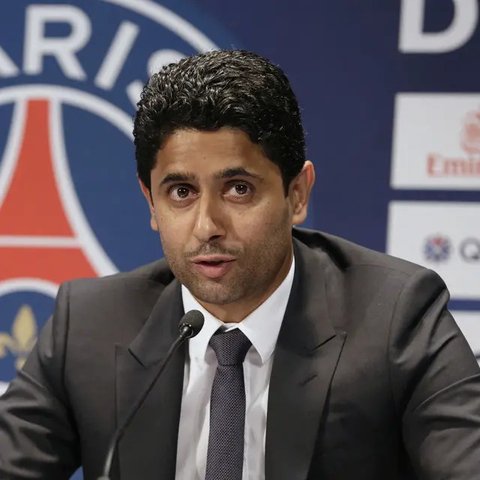 Presiden Paris Saint-Germain, Nasser Al-Khelaifi, mengangkat trofi Liga Champions musim ini. PSG berhasil meraih gelar juara turnamen elite tersebut setelah membungkam Inter Milan den