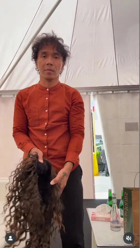 Potret Kaka Slank Pakai Wig. (Sumber: Instagram/fishgod)