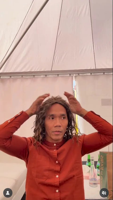 Potret Kaka Slank Pakai Wig. (Sumber: Instagram/fishgod)