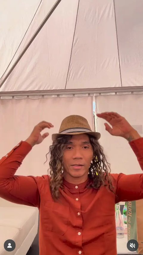 Potret Kaka Slank Pakai Wig. (Sumber: Instagram/fishgod)