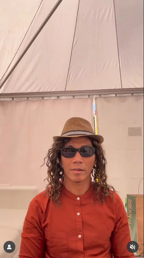 Potret Kaka Slank Pakai Wig. (Sumber: Instagram/fishgod)