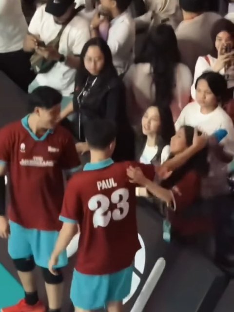 Inilah momen saat Nyoman Paul menghampiri Keisya Levronka di jeda istirahat pertandingan Bahkan Voli. Tak sendiri, Nyoman datang ke bangku suporter ditemani Rizky Febian yang juga sedang hampiri sang istri, Mahalini.