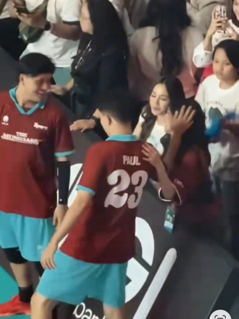 Momen manis terjadi di ajang Bahkan Voli saat Nyoman Paul menghampiri Keisya Levronka. Begitu bertemu, Paul tampak mengelus kepala Keisya dengan lembut. Keisya pun merespons hangat dengan merangkul Paul, menciptakan interaksi penuh keakraban yang mencuri perhatian.