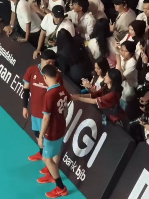 Interaksi Nyoman Paul dan Keisya Levronka di ajang Bahkan Voli kembali mencuri perhatian. Saat Paul hendak menjauh, Keisya tampak menarik ujung bajunya dengan ekspresi manja. Momen ini membuat para penggemar gemas dan berspekulasi bahwa keduanya tengah menjalin kedekatan spesial.