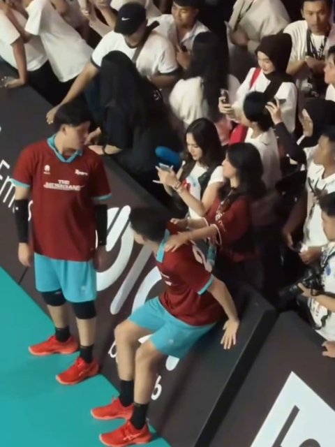 Momen kedekatan Nyoman Paul dan Keisya Levronka kembali terekam saat Keisya terlihat memijat bahu Paul. Interaksi manis ini bikin netizen semakin yakin mereka punya hubungan spesial.