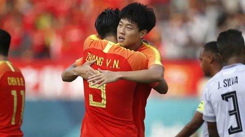 Pemain China, Zhang Yuning mengontrol bola dibayangi pemain Australia pada laga lanjutan Grup C Kualifikasi Piala Dunia 2026 yang berlangsung di Adelaide Oval, Adelaide, Australia, Kamis (10/