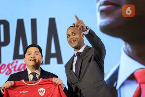 Pelatih Timnas Indonesia, Patrick Kluivert (tengah) berbincang dengan Jay Idzes dalam latihan resmi menjelang laga putaran ketiga Grup C Kualifikasi Piala Dunia 2026 di Stadion Utama Gelor