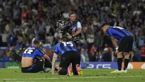 Suporter Inter Milan menunjukkan kekecewaan selama final Champions League melawan Paris Saint-Germain di Allianz Arena, Munich, Jerman, Sabtu, 31 Mei 2025. (AP Photo/Matthias Schrader)