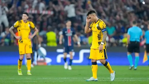 Suporter Inter Milan menunjukkan kekecewaan selama final Champions League melawan Paris Saint-Germain di Allianz Arena, Munich, Jerman, Sabtu, 31 Mei 2025. (AP Photo/Matthias Schrader)