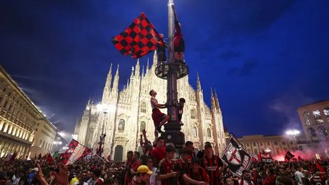 Suporter Inter Milan menunjukkan kekecewaan selama final Champions League melawan Paris Saint-Germain di Allianz Arena, Munich, Jerman, Sabtu, 31 Mei 2025. (AP Photo/Matthias Schrader)