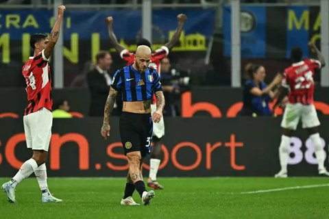 Suporter Inter Milan menunjukkan kekecewaan selama final Champions League melawan Paris Saint-Germain di Allianz Arena, Munich, Jerman, Sabtu, 31 Mei 2025. (AP Photo/Matthias Schrader)