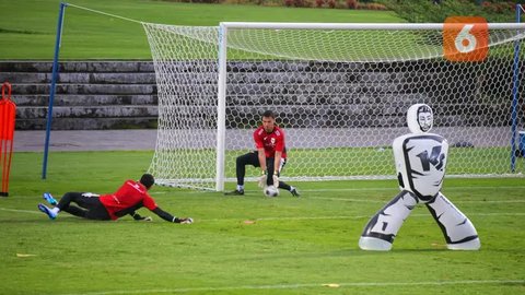 Kiper Timnas Indonesia, Emil Audero Mulyadi berbicara di hadapan puluhan awak media sebelum menjalani sesi latihan di Stadion Madya GBK, Jakarta, Senin (2/6/2025) malam. (Bola.com/Hery Kurnia