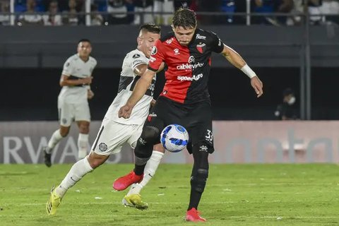 Timnas Malaysia resmi menaturalisasi bek asal Argentina, Facundo Garces (kanan), Senin (2/6/2025). Sebelum memperkuat klub La Liga, Deportivo Alaves, Garces, membela Colon de Santa Fe. (AF