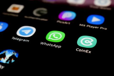 Ilustrasi logo aplikasi WhatsApp dalam 3D. (unsplash/Mariia Shalabaieva)