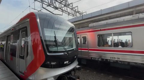 Di antaranya adalah KRL produksi perusahaan China CRRC Qingdao Sifang dan KRL baru produksi PT INKA (Persero). (Liputan6.com/Angga Yuniar)