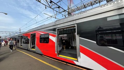 Di antaranya adalah KRL produksi perusahaan China CRRC Qingdao Sifang dan KRL baru produksi PT INKA (Persero). (Liputan6.com/Angga Yuniar)