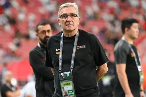 Justin Hubner dan Ole Romeny dalam pertandingan Timnas Indonesia melawan Bahrain di SUGBK, Jakarta, Selasa (25/3/2025). (Bola.com/Bagaskara Lazuardi)