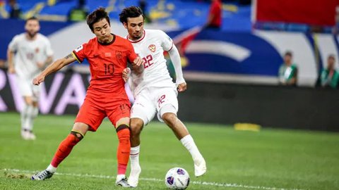 Justin Hubner dan Ole Romeny dalam pertandingan Timnas Indonesia melawan Bahrain di SUGBK, Jakarta, Selasa (25/3/2025). (Bola.com/Bagaskara Lazuardi)