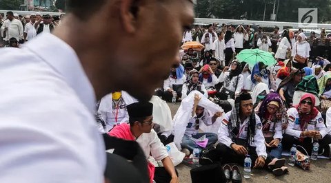 Pekerja menyelesaikan perawatan gedung kura-kura DPR RI di kompleks Parlemen Senayan, Jakarta, Senin (7/11/2022). Dengan tambahan 3,59 juta tersebut total penerima bantuan subsidi upah (BSU)