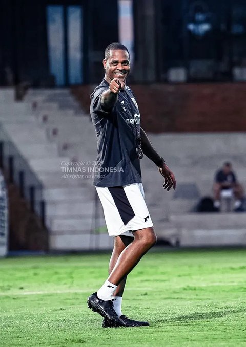 Pelatih Timnas Indonesia, Patrick Kluivert (tengah) berbincang dengan Jay Idzes dalam latihan resmi menjelang laga putaran ketiga Grup C Kualifikasi Piala Dunia 2026 di Stadion Utama Gelor
