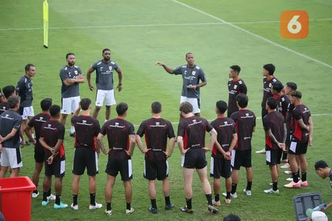 Pelatih Timnas Indonesia, Patrick Kluivert (tengah) berbincang dengan Jay Idzes dalam latihan resmi menjelang laga putaran ketiga Grup C Kualifikasi Piala Dunia 2026 di Stadion Utama Gelor