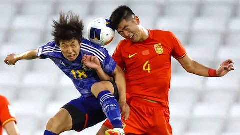 Pemain Timnas China, Yu Genwei tertunduk lesu setelah kalah 0-3 dari Timnas Turki di fase grup Piala Dunia 2002. (AFP/Patrick Hertzog).