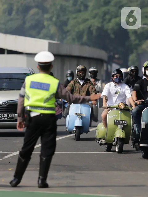Sejumlah kendaraan melintas di kawasan Jalan Sudirman, Jakarta, Rabu (11/8/2021). Mulai 12 Agustus 2021, Polda Metro Jaya bakal kembali menerapkan aturan ganjil genap di sejumlah ruas jalan I