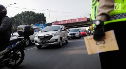 Sejumlah kendaraan melintas di kawasan Jalan Sudirman, Jakarta, Rabu (11/8/2021). Mulai 12 Agustus 2021, Polda Metro Jaya bakal kembali menerapkan aturan ganjil genap di sejumlah ruas jalan I