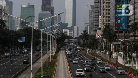 Sejumlah kendaraan melintas di kawasan Jalan Sudirman, Jakarta, Rabu (11/8/2021). Mulai 12 Agustus 2021, Polda Metro Jaya bakal kembali menerapkan aturan ganjil genap di sejumlah ruas jalan I