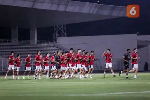 Ketua Umum PSSI Erick Thohir saat berdiskusi dengan tim kepelatihan baru Timnas Indonesia, yang terdiri atas Patrick Kluivert, Alex Pastoor, Denny Landzaat, dan Gerald Vanenburg di Belanda