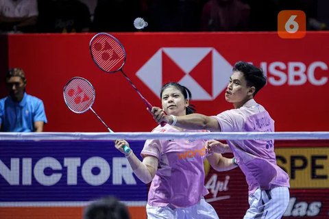 Pebulu tangkis ganda campuran Indonesia, Jafar Hidayatullah/Felisha Alberta Pasaribu berusaha mengembalikan kok ke arah pasangan Malaysia, Wong Tien Ci/Lim Chiew Sien dalam laga 32 besar Indonesia Open 2025 di Istora Senayan, Jakarta, Selasa (03/06/2025). (Bola.com/Bagaskara Lazuardi)