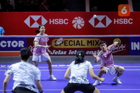 Pebulu tangkis ganda campuran Indonesia, Jafar Hidayatullah/Felisha Alberta Pasaribu berusaha mengembalikan kok ke arah pasangan Malaysia, Wong Tien Ci/Lim Chiew Sien dalam laga 32 besar Indonesia Open 2025 di Istora Senayan, Jakarta, Selasa (03/06/2025). (Bola.com/Bagaskara Lazuardi)