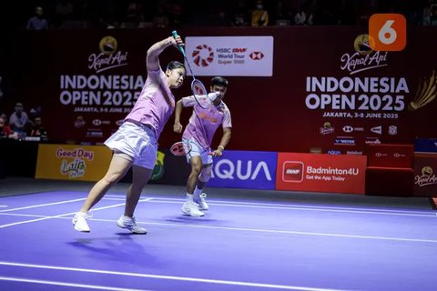 Pebulu tangkis ganda campuran Indonesia, Jafar Hidayatullah/Felisha Alberta Pasaribu berusaha mengembalikan kok ke arah pasangan Malaysia, Wong Tien Ci/Lim Chiew Sien dalam laga 32 besar Indonesia Open 2025 di Istora Senayan, Jakarta, Selasa (03/06/2025). (Bola.com/Bagaskara Lazuardi)