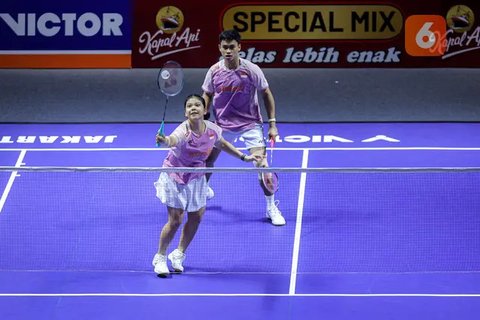 Pebulu tangkis ganda campuran Indonesia, Jafar Hidayatullah/Felisha Alberta Pasaribu berusaha mengembalikan kok ke arah pasangan Malaysia, Wong Tien Ci/Lim Chiew Sien dalam laga 32 besar Indonesia Open 2025 di Istora Senayan, Jakarta, Selasa (03/06/2025). (Bola.com/Bagaskara Lazuardi)