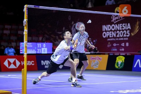 Pebulu tangkis ganda campuran Malaysia, Wong Tien Ci/Lim Chiew Sien berusaha mengembalikan kok ke arah pasangan Indonesia, Felisha Alberta Pasaribu/Jafar Hidayatullah dalam laga 32 besar Indonesia Open 2025 di Istora Senayan, Jakarta, Selasa (03/06/2025). (Bola.com/Bagaskara Lazuardi)