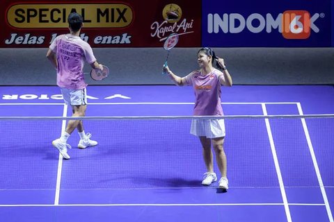 Pebulu tangkis ganda campuran Indonesia, Felisha Alberta Pasaribu/Jafar Hidayatullah merayakan kemenangan atas pasangan Malaysia, Wong Tien Ci/Lim Chiew Sien dalam laga 32 besar Indonesia Open 2025 di Istora Senayan, Jakarta, Selasa (03/06/2025). (Bola.com/Bagaskara Lazuardi)