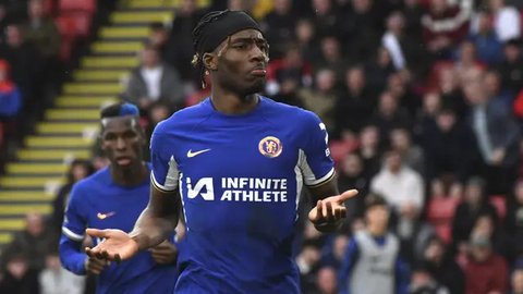 Pelatih kepala Chelsea asal Italia, Enzo Maresca, memberikan tepuk tangan kepada para penggemar setelah pertandingan Liga Primer Inggris antara Chelsea dan Brentford di Stamford Bridge, Lo